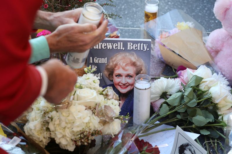 © Reuters. Mourners gather around the Hollywood Walk of Fame star of actor Betty White, who died at the age of 99, in Los Angeles, California, U.S., December 31, 2021.  REUTERS/David Swanson