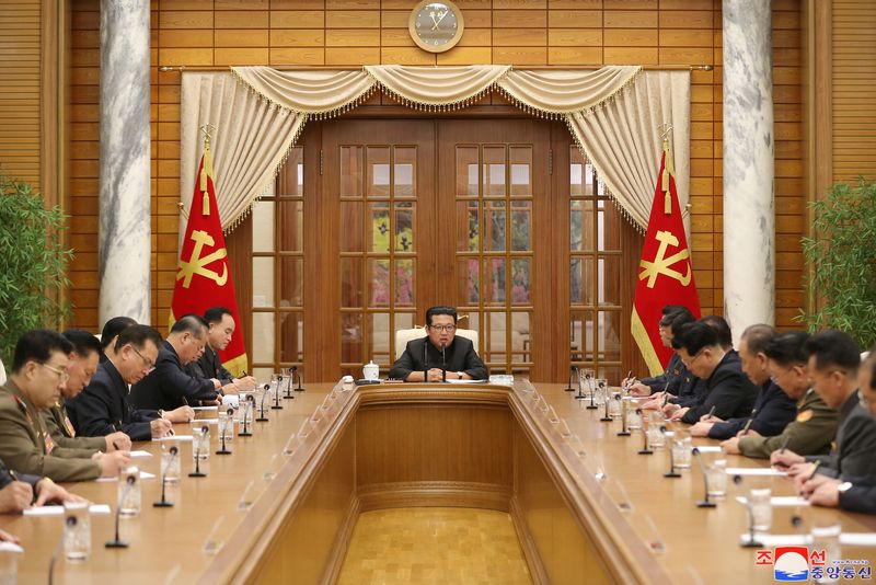 &copy; Reuters. كيم جونج أون زعيم كوريا الشمالية في اجتماع للمكتب السياسي للجنة المركزية لحزب العمال الحاكم في بيونجيانج  في الأول من ديسمبر كانون الأول 2021.