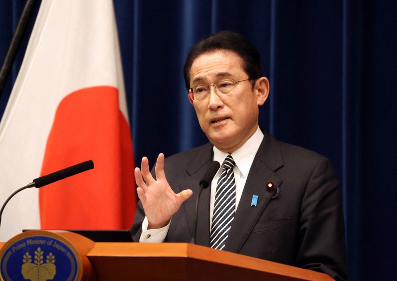 © Reuters. رئيس الوزراء الياباني فوميو كيشيدا يتحدث لوسائل الإعلام في طوكيو يوم 21 ديسمبر كانون الأول 2021.صورة لرويترز من ممثل لوكالات الأنباء.