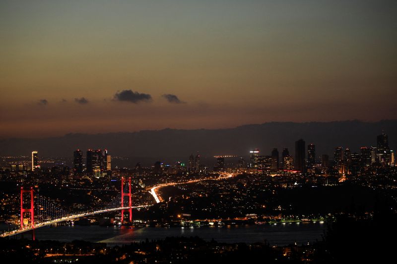 © Reuters. The July 15 Martyrs' Bridge, known as the Bosphorus Bridge, which links the city's European and Asian sides, is pictured in Istanbul, Turkey September 17, 2020. REUTERS/Umit Bektas