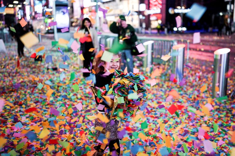 © Reuters. Revelers gather during New Year's Eve celebrations in Times Square, as the Omicron coronavirus variant continues to spread, in the Manhattan borough of New York City, U.S., January 1, 2022. REUTERS/Dieu-Nalio Chery