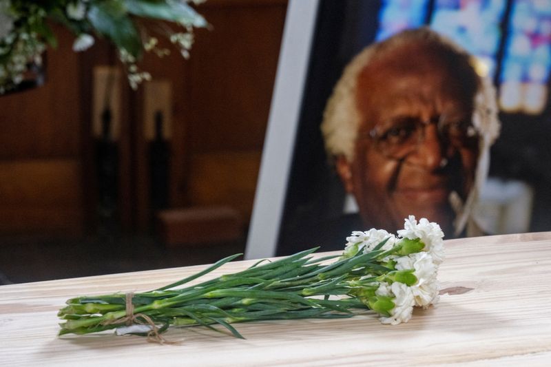 © Reuters. Flowers are laid over the coffin of the late Archbishop Desmond Tutu during the state funeral at St George's Cathedral in Cape Town, South Africa, January 1, 2022. Jaco Marais/Pool via REUTERS