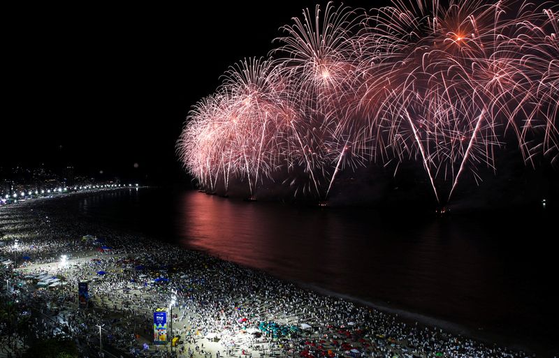 &copy; Reuters. Show de fogos na praia de Copacabana na festa de Réveillon
01/01/2022
REUTERS/Ricardo Moraes