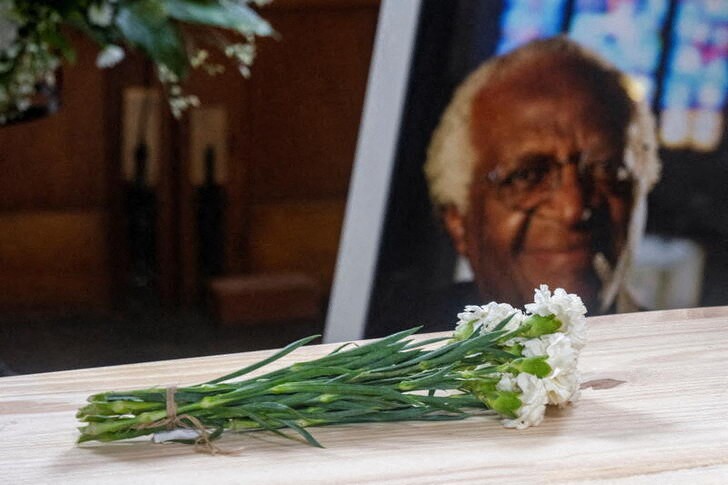 &copy; Reuters. Un ramo de flores sobre el ataúd del fallecido arzobispo Desmond Tutu durante su funeral de Estado en la catedral de San Jorge en Ciudad del Cabo, Sudáfrica. 1 enero 2022. Jaco Marais/Pool vía Reuters