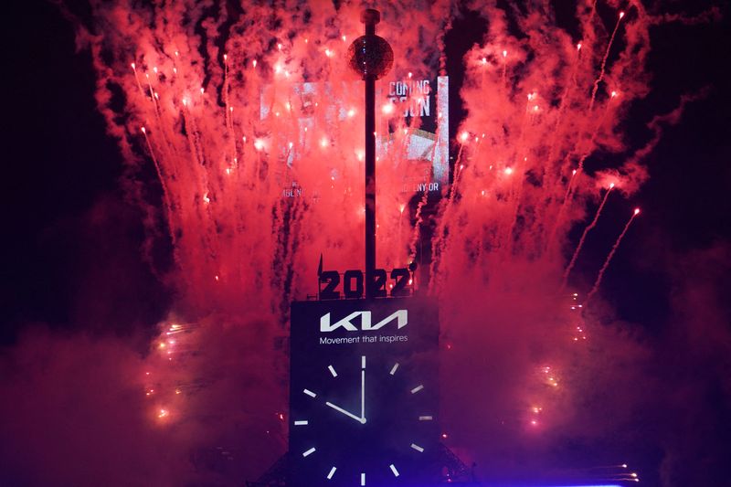 &copy; Reuters. Le variant Omicron a pesé sur les festivités du Nouvel An dans une grande partie du monde, conduisant Paris annuler son feu d'artifice et réduisant le nombre de personnes présentes pour accueillir 2022 sur Times Square, à New York. /Photo prise le 31