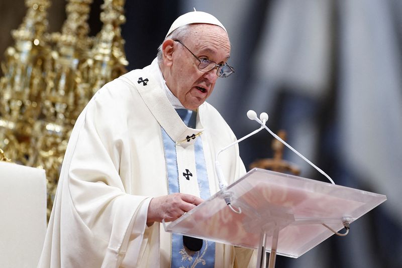 &copy; Reuters. Le pape François a lancé samedi, dans son message du Nouvel An, un vibrant appel à la fin des violences à l'égard des femmes, qui sont à ses yeux une insulte faite à Dieu. /Photo prise le 1er janvier 2022/REUTERS/Guglielmo Mangiapane