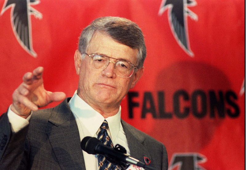 &copy; Reuters. FILE PHOTO: Dan Reeves speaks to members of the media at a press conference at the Georgia Dome, naming him executive vice-president and head coach of the Atlanta Falcons, January 21, 1997. 

SPORT NFL