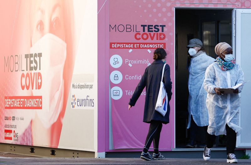 &copy; Reuters. A woman arrives at a mobile coronavirus disease (COVID-19) testing booth in Paris, France, December 31, 2021. REUTERS/Christian Hartmann