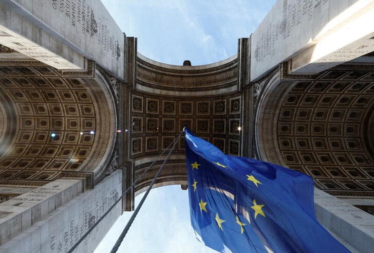 &copy; Reuters. La bandera de la Unión Europea cuelga del Arco del Triunfo para conmemorar el comienzo de la presidencia francesa de la Unión Europea en París, Francia. 1 enero 2022. REUTERS/Christian Hartmann