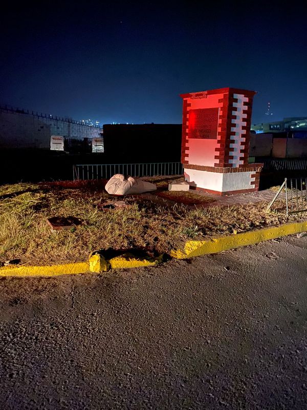 © Reuters. The statue of Mexican President Andres Manuel Lopez Obrador, that had been unveiled two days ago, was topple by unknown persons in Atlacomulco, Mexico, January 1, 2022. Courtesy of @ernestoperezgom/Handout via REUTERS