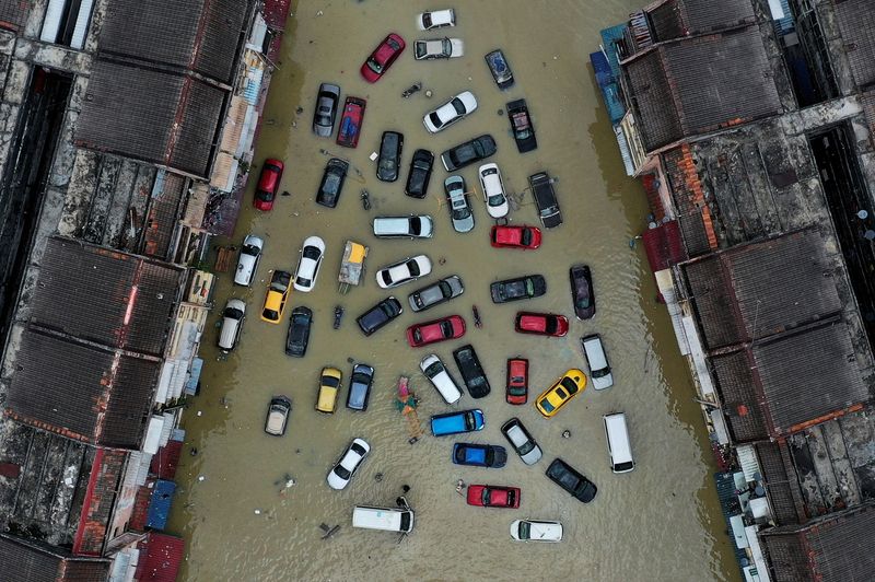 &copy; Reuters. منظر  يظهر مركبات ومباني غمرت بالفيضانات في تامان بولاية سيلانجور بماليزيا في صورة من أرشيف رويترز. 