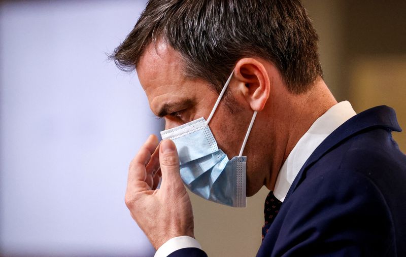 &copy; Reuters. Le ministre de la Santé, Olivier Véran, a annoncé une réduction de la période d'isolement de dix à sept jours pour les personnes vaccinées. /Photo d'archives/REUTERS/Thomas Samson