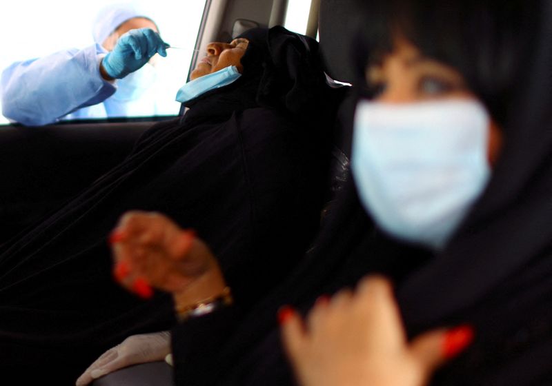 &copy; Reuters. Les Émirats arabes unis interdisent aux citoyens non vaccinés de voyager à l'étranger à partir du 10 janvier. /Photo d'archives/REUTERS/Ahmed Jadallah