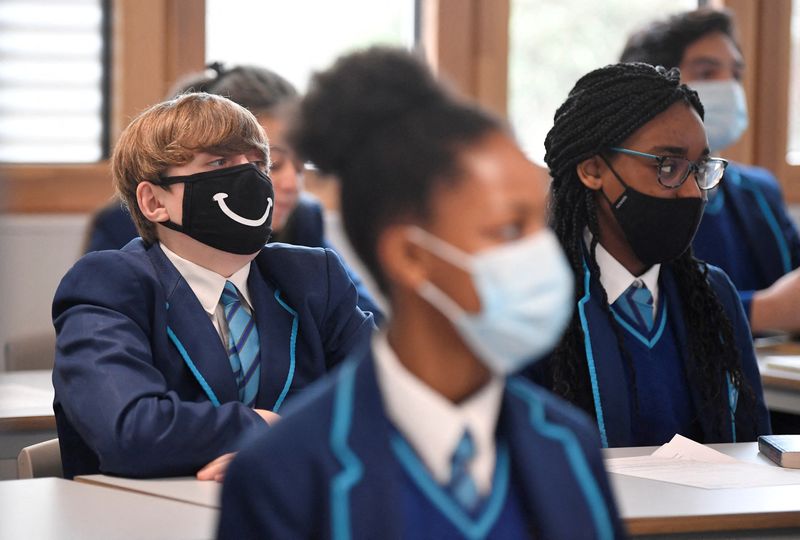 &copy; Reuters. تلاميذ يضعون كمامات للوقاية من فيروس كورونا في اليوم الأول من العودة إلى المدرسة في لندن في صورة من أرشيف رويترز. 