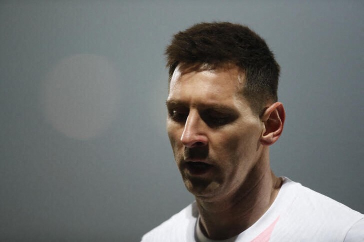 &copy; Reuters. Imagen de archivo del delantero argentino del Paris St Germain Lionel Messi calentando antes del partido por la Ligue 1 ante el Lorient en el Stade du Moustoir, Lorient, Francia. 22 diciembre 2021  REUTERS/Stephane Mahe