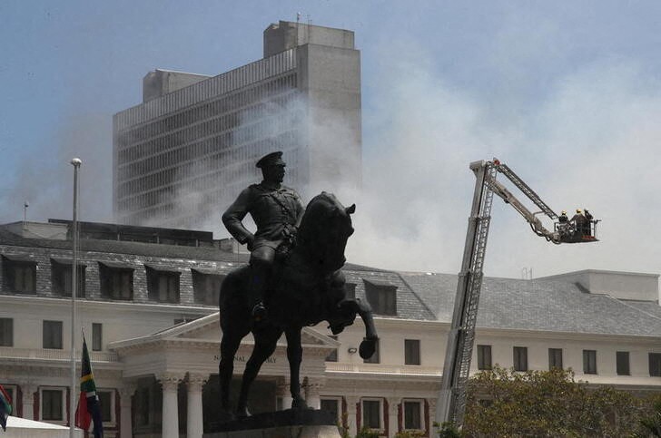 &copy; Reuters. Complejo del Parlamento sufre un incendio en Ciudad del Cabo, Sudáfrica. 2 enero 2022. REUTERS/Mike Hutchings