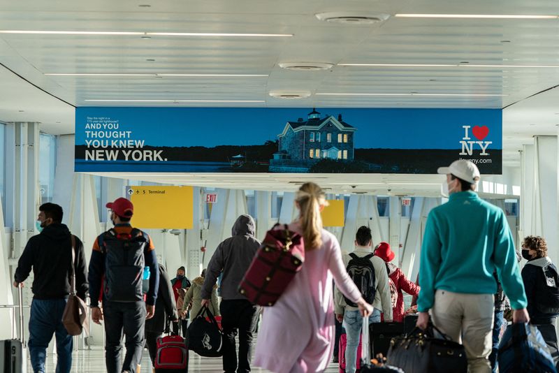 &copy; Reuters. Le gouvernement français a annoncé un durcissement des règles sanitaires applicables aux voyageurs arrivant des Etats-Unis. /Photo prise le 26 décembre 2021/REUTERS/Jeenah Moon