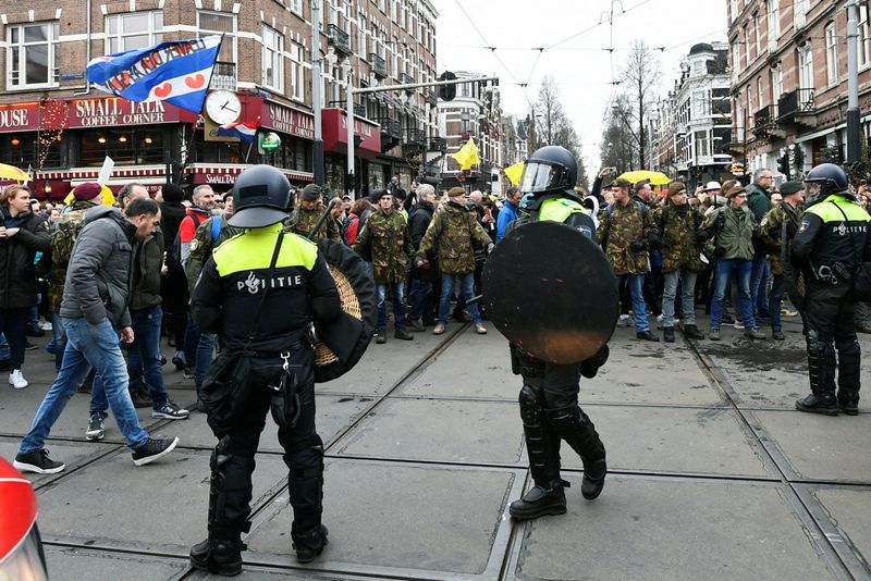&copy; Reuters. Protesto contra medidas de restrição da Covid-19 em Amsterdã
02/01/2022
REUTERS/Piroschka van de Wouw