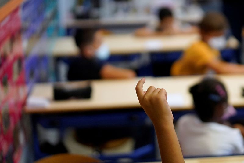 &copy; Reuters. Le protocole sanitaire à l'école en France va de nouveau évoluer à partir de la rentrée de lundi. /Photo d'archives/REUTERS/Daniel Cole