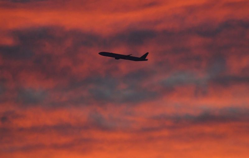 &copy; Reuters. Avião decola do aeroporto de Heathrow, em Londres
11/12/2020
REUTERS/Toby Melville
