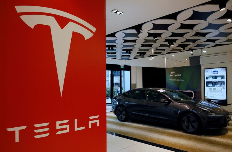 © Reuters. FILE PHOTO: A Tesla model 3 car is seen in their showroom in Singapore October 22, 2021. Picture taken October 22, 2021. REUTERS/Edgar Su