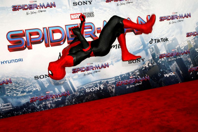 &copy; Reuters. شخص يرتدي زي سبايدرمان ويؤدي استعراضا خلال العرض الأول لفيلم "سبايدرمان: نو واي هوم"  في لوس أنجليس يوم 13 ديسمبر كانون الأول 2021. تصوير: ماريو أ