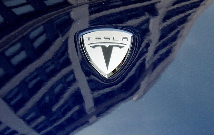 &copy; Reuters. Imagen de archivo del logo de Tesla Motors en uno de sus modelos eléctricos en un concesionario en Nueva York, EEUU.