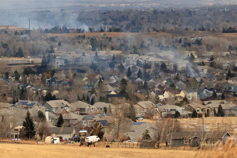 &copy; Reuters. FILE PHOTO: Smoke rises a day after wind-driven wildfires prompted evacuation orders in Superior, Colorado, U.S. December 31, 2021. REUTERS/Kevin Mohatt