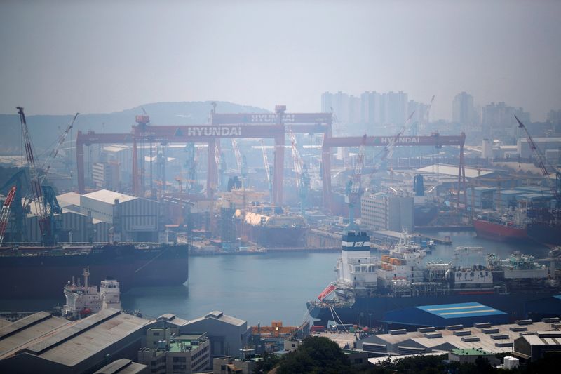 © Reuters. FILE PHOTO: Giant cranes of Hyundai Heavy Industries are seen in Ulsan, South Korea, May 29, 2018.   REUTERS/Kim Hong-Ji