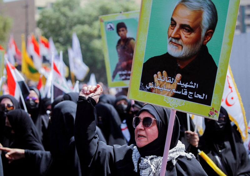 &copy; Reuters. امرأة تحمل صورة الجنرال الإيراني قاسم سليماني في بغداد يوم 29 يونيو حزيران 2021. تصوير: ثائر السوداني - رويترز