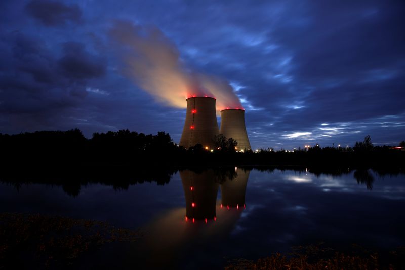 &copy; Reuters. 　ＥＵ欧州委員会は、一部天然ガスと原子力エネルギーを「グリーン投資」に区分する提案をまとめた。写真は仏ＥＤＦの原子力発電所。昨年１０月撮影（２０２２年　ロイター/Benoit Tessier