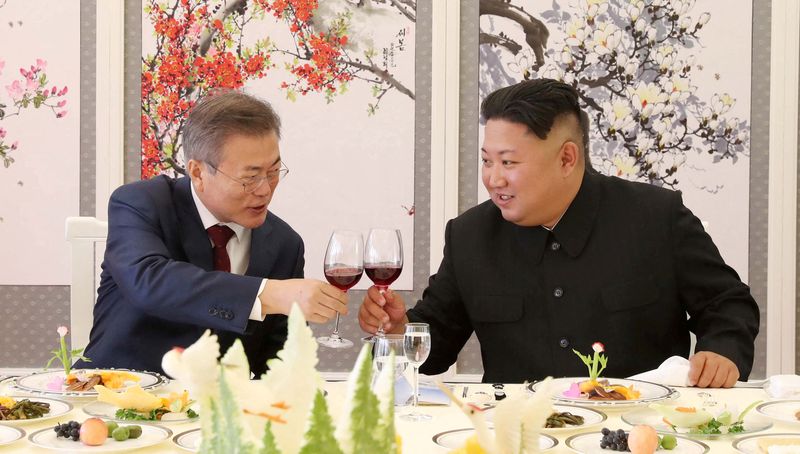 &copy; Reuters. رئيس كوريا الجنوبية مون جيه-إن والزعيم الكوري الشمالي كيم جونج أون في بيونجيانج بصورة من أرشيف رويترز.
