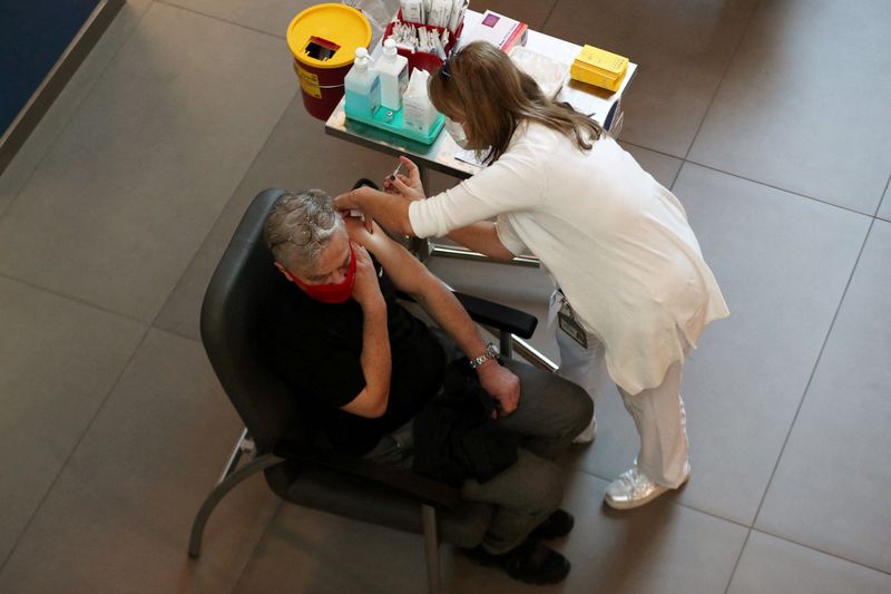 &copy; Reuters. Le Premier ministre israélien, Naftali Bennett, a annoncé dimanche que les personnes de plus de 60 ans et le personnel médical allaient recevoir une deuxième dose de rappel vaccinal contre le COVID-19 - dite "quatrième dose" - alors que le pays fait 