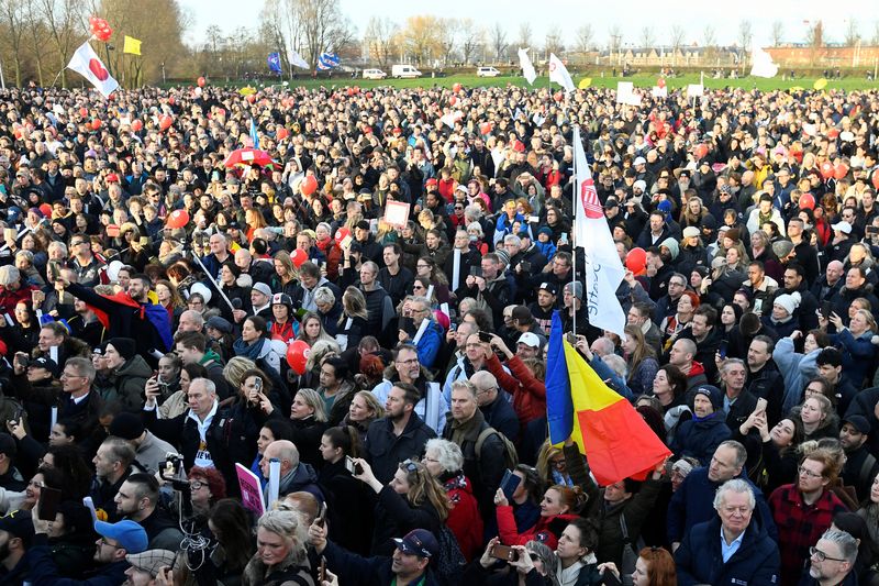 &copy; Reuters. La police anti-émeute a fait usage de matraques pour disperser une foule de plusieurs milliers de personnes rassemblées dimanche à Amsterdam pour protester contre les mesures de confinement et la vaccination contre le COVID-19. /Photo prise le 2 janvie