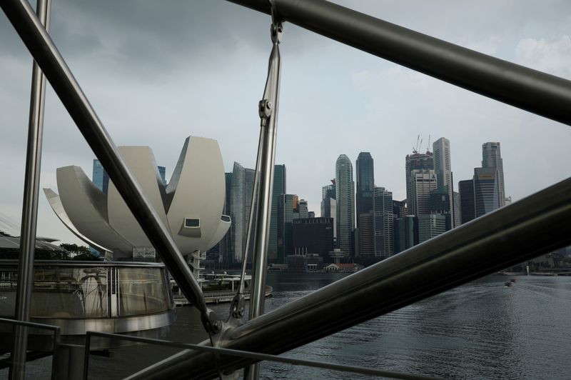 &copy; Reuters. 　シンガポール貿易産業省が３日に発表した２０２１年のＧＤＰ速報値は前年比７．２％増加し、伸び率は１０年以来の高水準だった。写真はシンガポールのビジネス街。昨年４月撮影。（