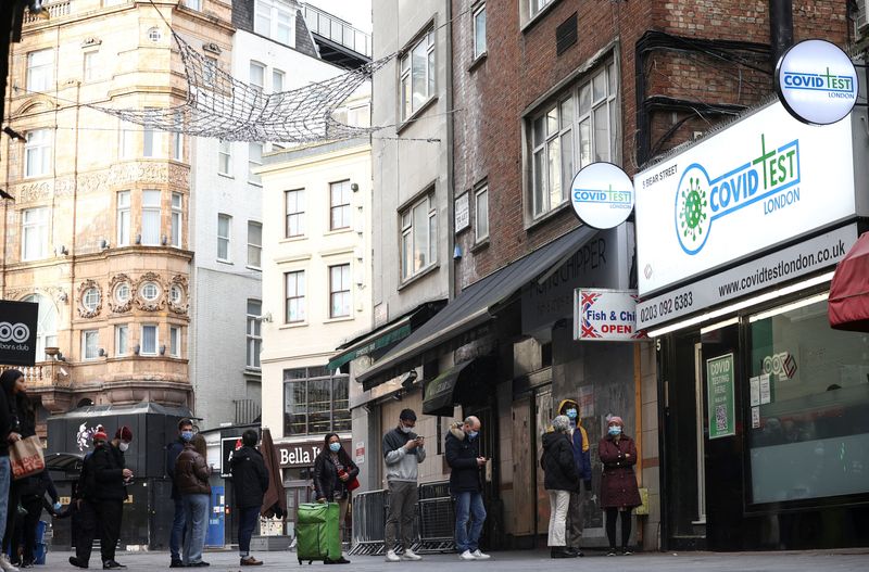 &copy; Reuters. Gente haciendo cola frente a un centro privado de pruebas de COVID-19 en Londres, Reino Unido, 2 de enero de 2022. REUTERS/Henry Nicholls