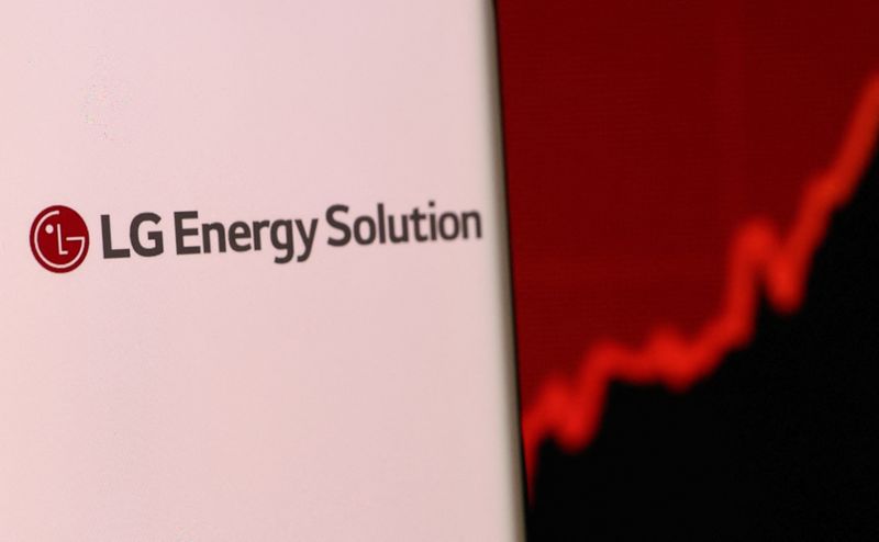 &copy; Reuters. FOTO DE ARCHIVO: El logotipo de LG Energy Solution aparece en un smartphone delante del gráfico de acciones en esta ilustración tomada el 4 de diciembre de 2021. REUTERS/Dado Ruvic/Ilustración