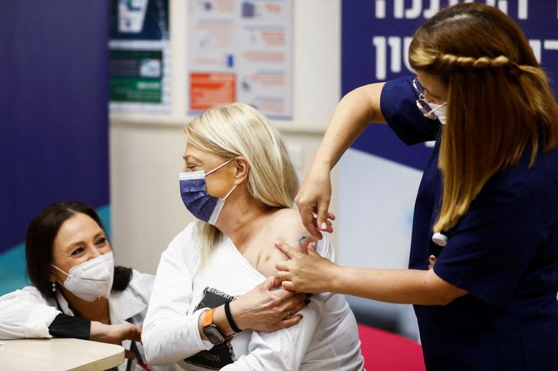 &copy; Reuters. イスラエルのベネット首相は２日、６０歳を超える人と医療従事者に４回目の新型コロナウイルスワクチン接種（２回目の追加接種）を実施すると表明した。ラマト・ガンでのワクチン接種