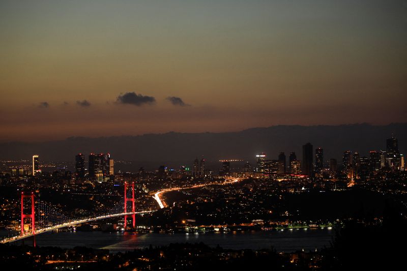 &copy; Reuters. トルコの最大都市イスタンブールのインフレ率は、少なくとも過去１０年間で最高を記録した。市内で２０２０年９月撮影。（２０２２年　ロイター/Umit Bektas）