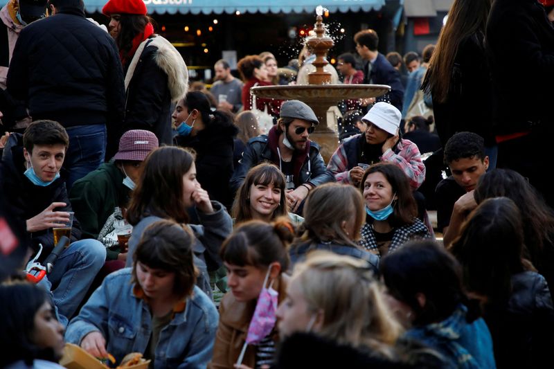 &copy; Reuters. FILE PHOTO: People enjoy an evening drink at Place de la Contrescarpe in Paris as cafes, bars and restaurants reopen after closingＩＨＳマークイットが３日発表した１２月のユーロ圏の製造業購買担当者景気指数（ＰＭＩ