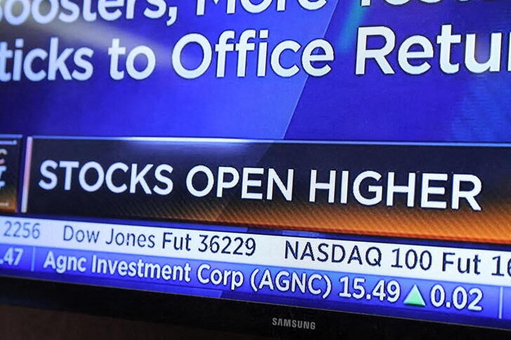&copy; Reuters. Imagen de archivo de una pantalla informando una apertura al alza de las acciones en la Bolsa de Nueva York, EEUU.