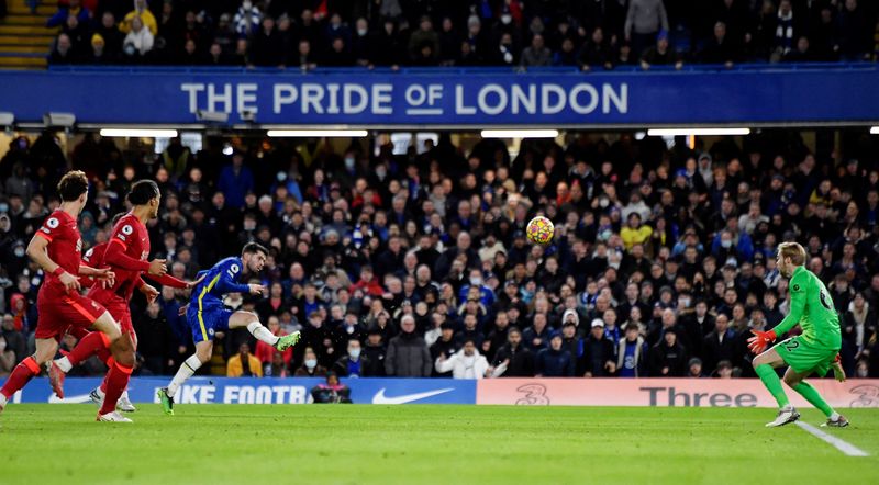 &copy; Reuters. Fútbol - Premier League - Chelsea v Liverpool - Stamford Bridge, Londres, Reino Unido - 2 de enero de 2022. Christian Pulisic del Chelsea marca su segundo gol. REUTERS/Toby Melville 