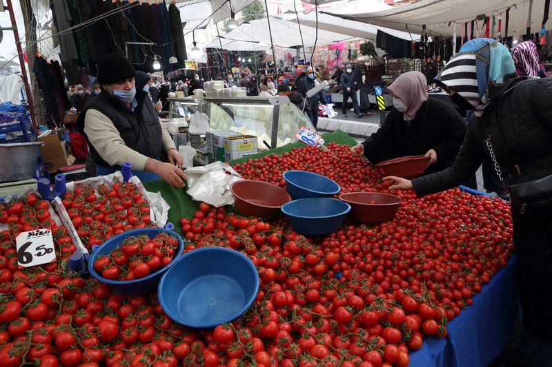 &copy; Reuters. Mercado local no distrito de Fatih, em Istambul
13/01/2021. 
REUTERS/Murad Sezer