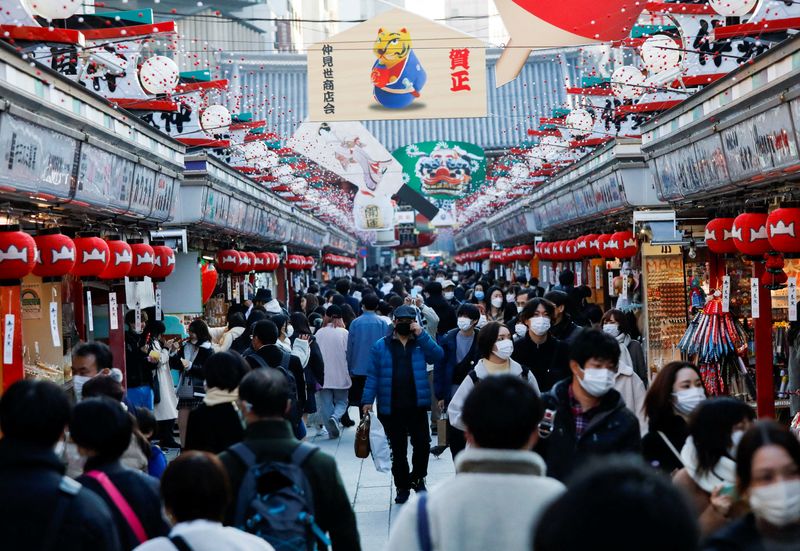 &copy; Reuters. Visitantes caminham sob decoração de Ano Novo na rua Nakamise, no distrito de Asakusa, em Tóquio, no Japão
24/12/2021 REUTERS/Issei Kato