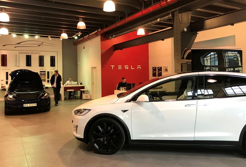 &copy; Reuters. FILE PHOTO: Tesla electric cars are seen in the dealer's showroom in Oslo, Norway March 28, 2019. REUTERS/Lefteris Karagiannopoulos