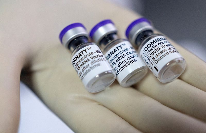 &copy; Reuters. FILE PHOTO: A doctor shows vials of Biontech-Pfizer's Comirnaty vaccine against COVID-19 at the Institute for Health and Food Safety of Zenica, Bosnia and Herzegovina, December 16, 2021. REUTERS/Dado Ruvic