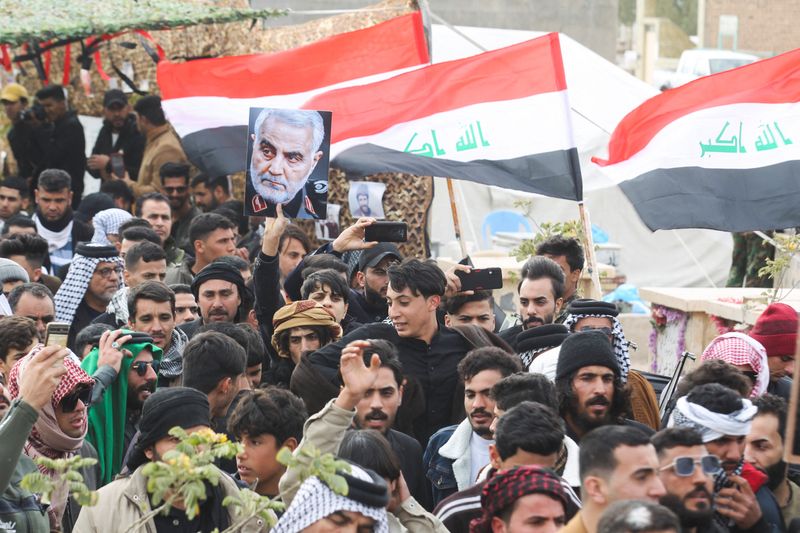 &copy; Reuters. Iraquíes y simpatizantes de Hashid Shaabi (Fuerzas de Movilización Popular) se reúnen mientras visitan la tumba del comandante de la milicia iraquí Abu Mahdi al-Muhandis durante el segundo aniversario del asesinato de este y del alto comandante milita