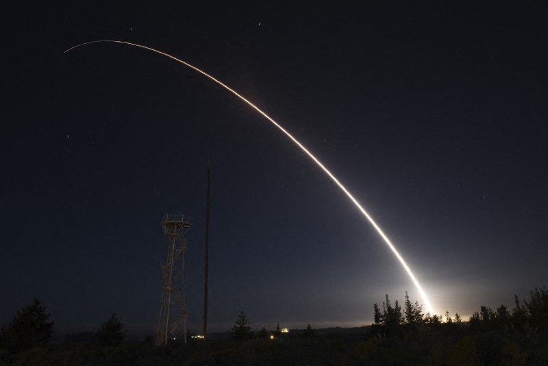&copy; Reuters. Imagen de archivo referencial del lanzamiento de un misil balístico intercontinental Minuteman III durante una prueba operativa desde la Base Vanderberg de la Fuerza Aérea en California, Estados Unidos. 25 de febrero, 2016. REUTERS/Ian Dudley/U.S. Air F