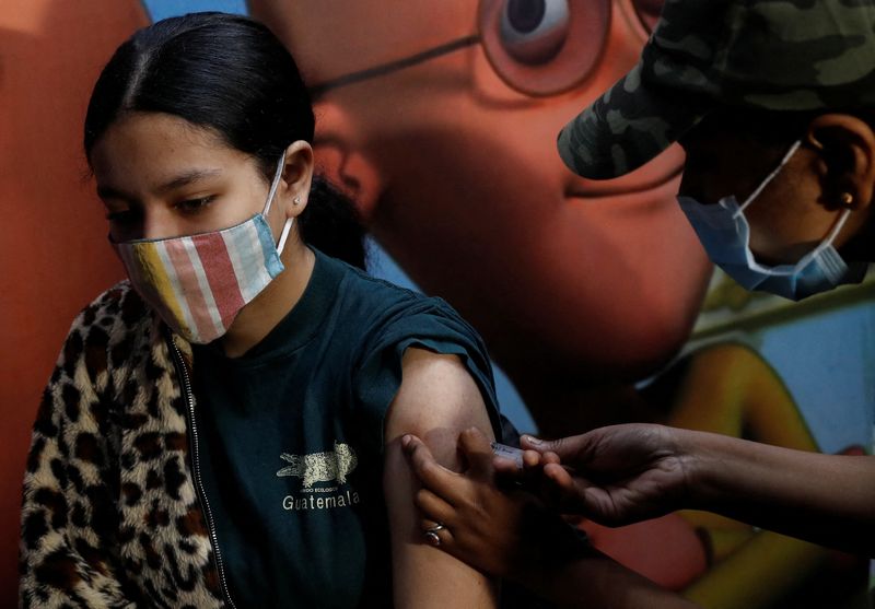 &copy; Reuters. Menina recebe dose de vacina contra Covid-19 durante campanha de vacinação de adolescentes de entre 15 e 18 anos em Nova Délhi
03/01/2022 REUTERS/Adnan Abidi
