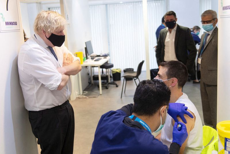 &copy; Reuters. Premiê britânico, Boris Johnson, visita centro de vacinação contra Covid-19 em Milton Keynes 29/12/2021 REUTERS/Geoff Pugh